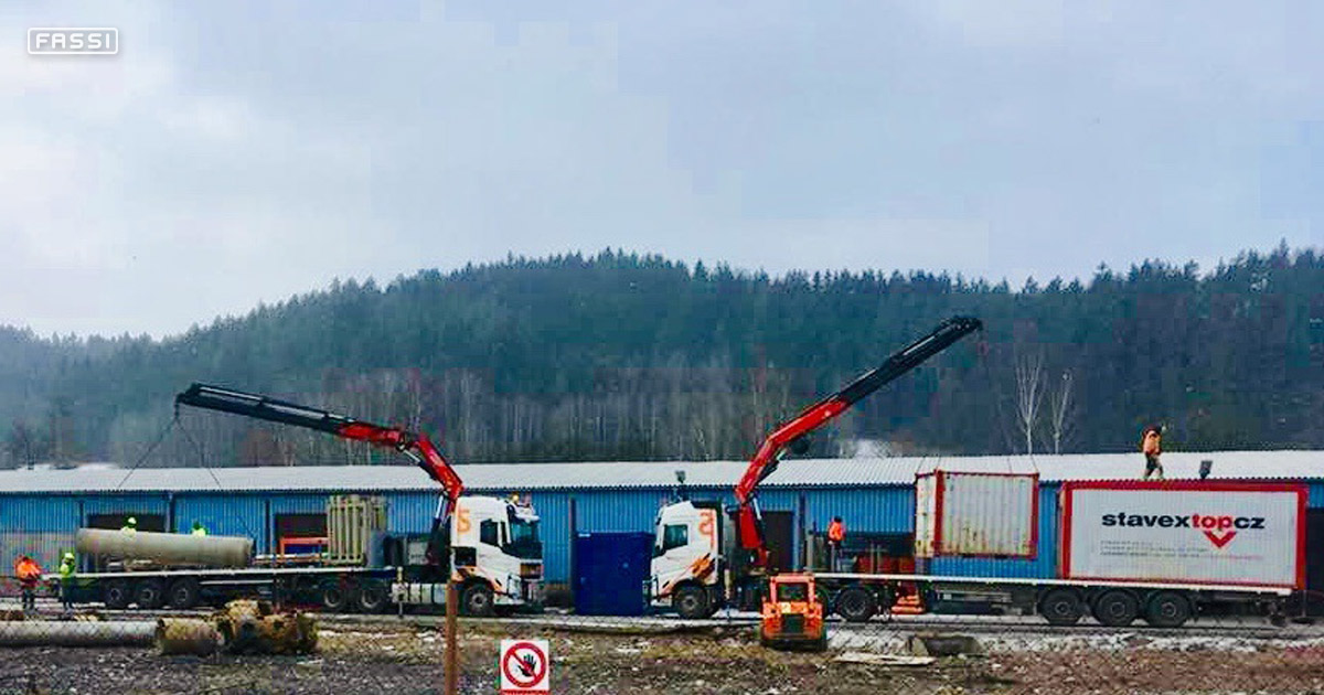 Due gru Fassi scaricano materiali in Cechia Due gru Fassi scaricano materiali in Cechia