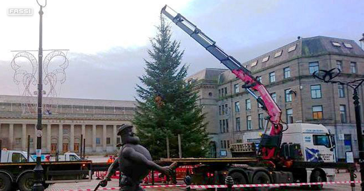 Fassi allestisce un albero di Natale a Dundee Fassi allestisce un albero di Natale a Dundee