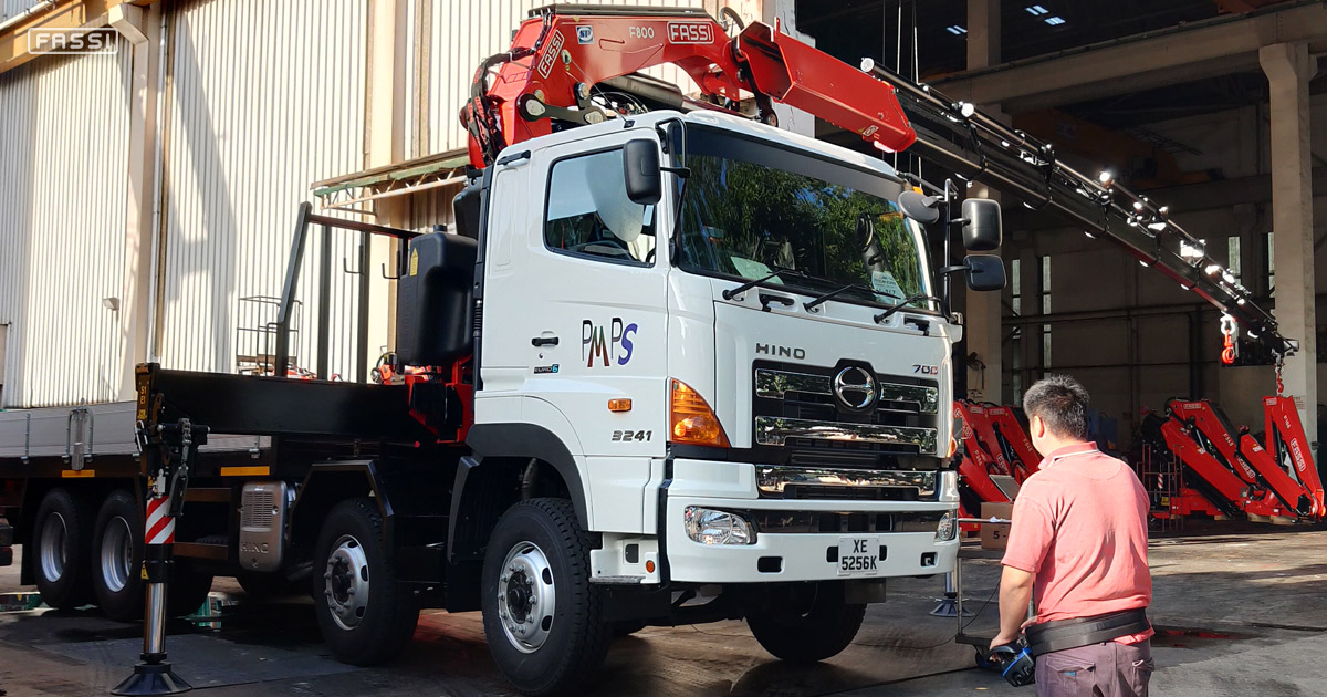Fassi F800RA.2.28 su camion Hino Fassi F800RA.2.28 su camion Hino