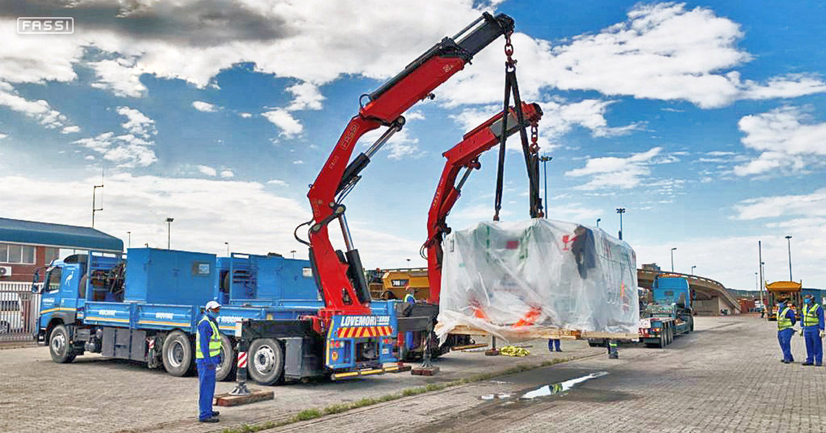 Due gru Fassi insieme al lavoro in Sud Africa Due gru Fassi insieme al lavoro in Sud Africa