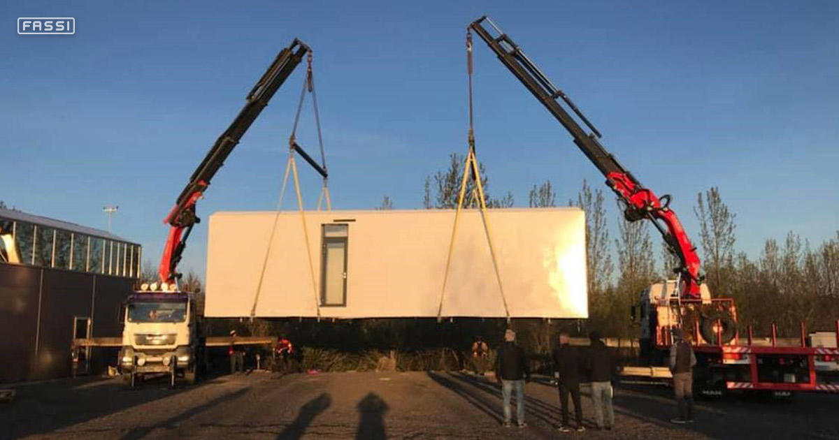 Due gru Fassi insieme al lavoro Due gru Fassi insieme al lavoro