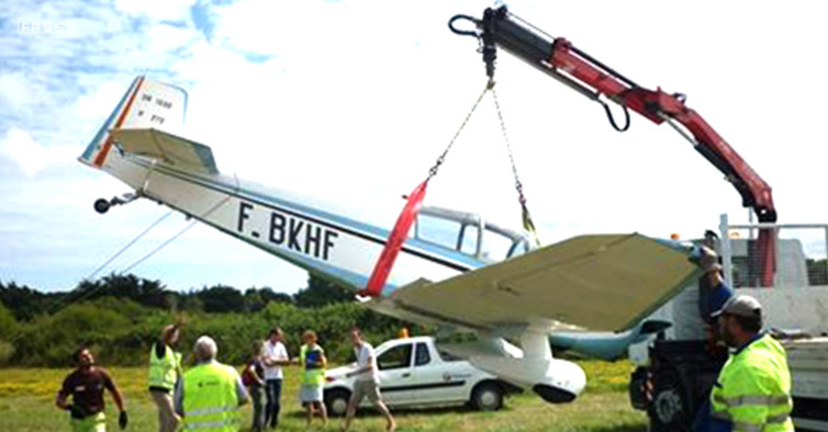 Grue Fassi pour les camions F90A impliqué dans de récupérer l'avion Grue Fassi pour les camions F90A impliqué dans de récupérer l'avion