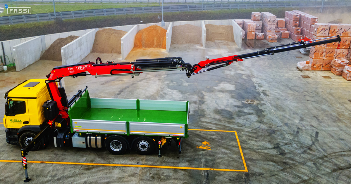 SILLA potenzia l'efficienza operativa con le gru Fassi F315B.2.24 e F30M.0.22
