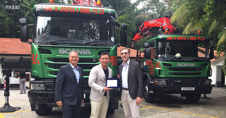 Da sinistra a destra: Mark Cameron, Responsabile South Malaysia e Singapore - Scania country manager per Singapore. Hong Fa, proprietario dell'omonima azienda di trasporti. Giovanni Fassi, amministratore delegato della Fassi Gru S.p.A. Da sinistra a destra: Mark Cameron, Responsabile South Malaysia e Singapore - Scania country manager per Singapore. Hong Fa, proprietario dell'omonima azienda di trasporti. Giovanni Fassi, amministratore delegato della Fassi Gru S.p.A.