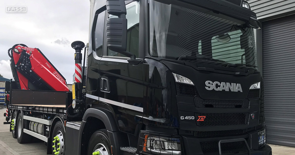 Gru-autocarro Fassi per contenitore per frantoi Gru-autocarro Fassi per contenitore per frantoi